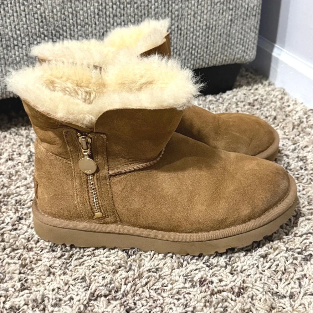 UGG Womens Chestnut Suede Classic Zip Short Boots Shearling Lined 1112480 Size 7